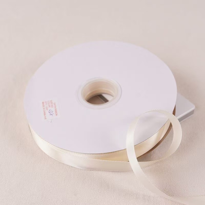 Polüesterist satiinlint kinkide pakkimiseks, bränd North of the Creek; sobib pulmadeks, jõulukaunistusteks ja DIY käsitööks.