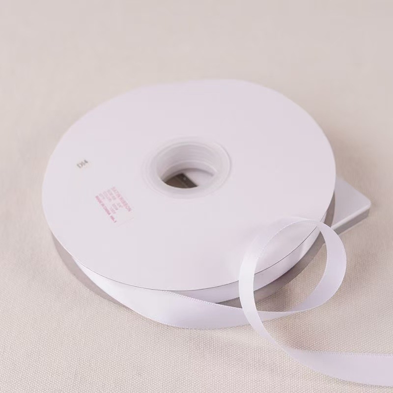 Polüesterist satiinlint kinkide pakkimiseks, bränd North of the Creek; sobib pulmadeks, jõulukaunistusteks ja DIY käsitööks.