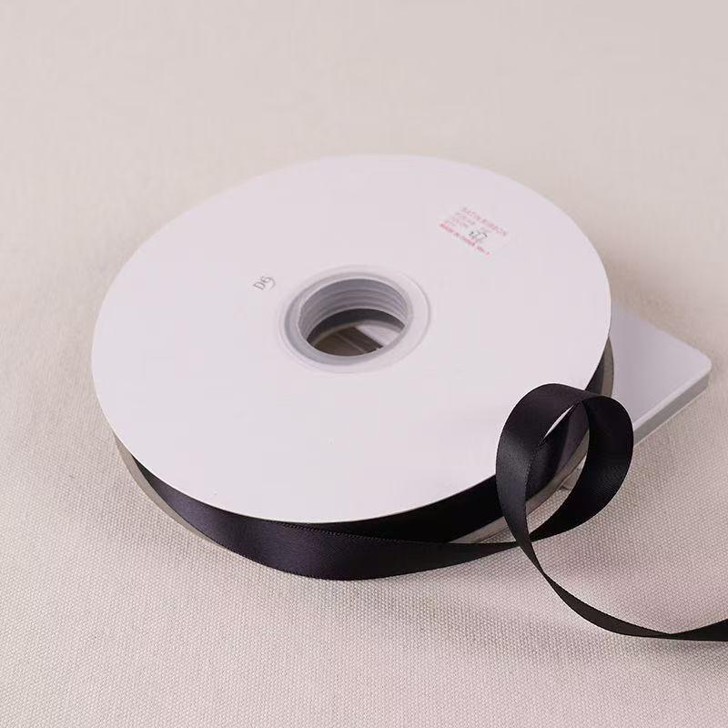 Polüesterist satiinlint kinkide pakkimiseks, bränd North of the Creek; sobib pulmadeks, jõulukaunistusteks ja DIY käsitööks.