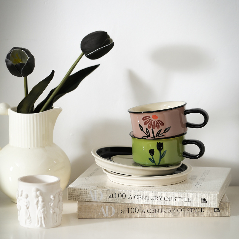 Комплект чаши за кафе с блюдце от керамика, ръчно рисувани флорални мотиви, ретро стил, мотиви: тюлпани, лилии, морски слънчогледи, персонализация: да