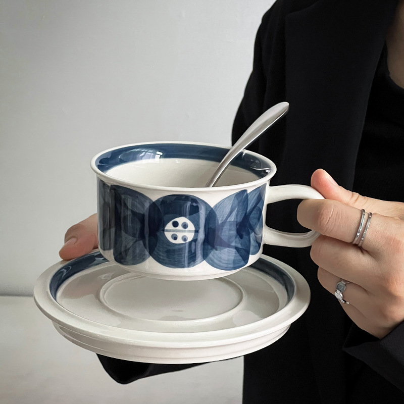 Комплект чаши за кафе с блюдце от керамика, ръчно рисувани флорални мотиви, ретро стил, мотиви: тюлпани, лилии, морски слънчогледи, персонализация: да