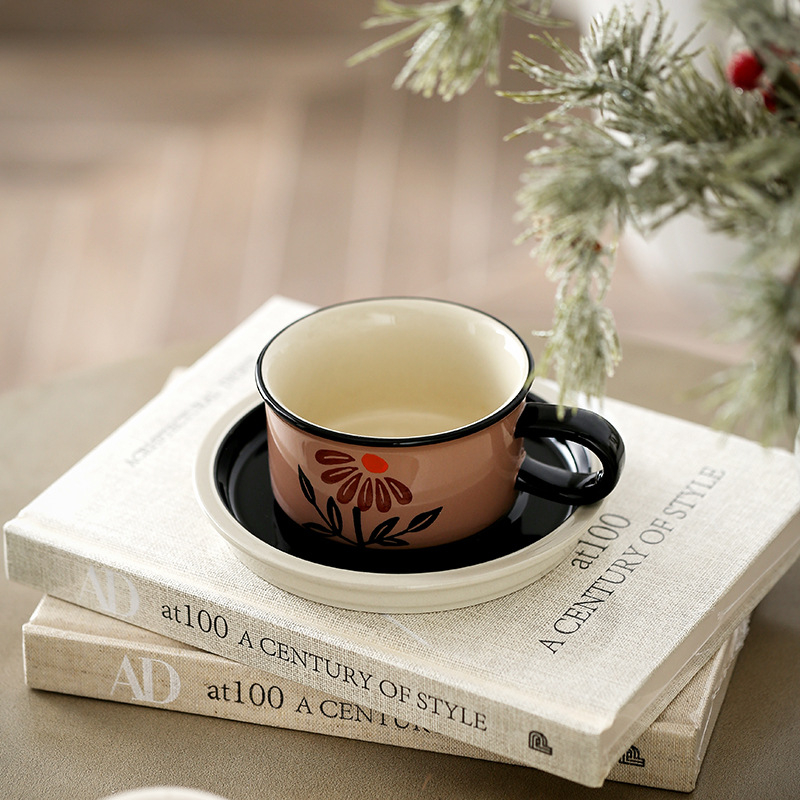 Комплект чаши за кафе с блюдце от керамика, ръчно рисувани флорални мотиви, ретро стил, мотиви: тюлпани, лилии, морски слънчогледи, персонализация: да