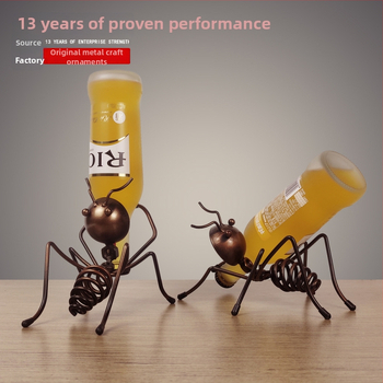 Vasból készült borosállvány rajzfilmszerű hangyamotívummal otthoni és bár dekorációhoz