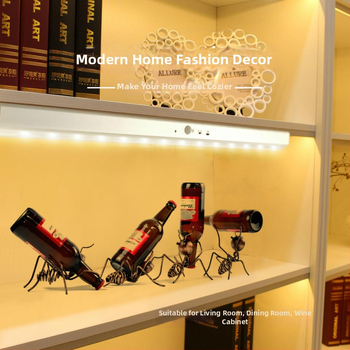 Vasból készült borosállvány rajzfilmszerű hangyamotívummal otthoni és bár dekorációhoz