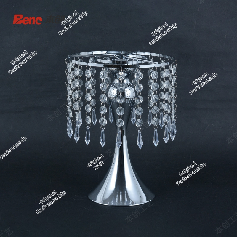 Ziedu vāze ar pērļu un kristālu pērlēm kāzu dekoram (Zīmols: Benchon; Materiāls: Dzelzs; Kategorija: Vietas izkārtojuma rekvizīti; Tips: Ziedu vāze ar pērlītēm)