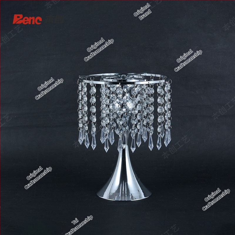 Ziedu vāze ar pērļu un kristālu pērlēm kāzu dekoram (Zīmols: Benchon; Materiāls: Dzelzs; Kategorija: Vietas izkārtojuma rekvizīti; Tips: Ziedu vāze ar pērlītēm)