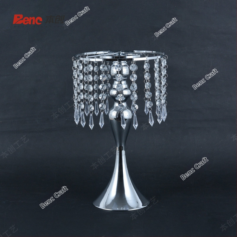 Ziedu vāze ar pērļu un kristālu pērlēm kāzu dekoram (Zīmols: Benchon; Materiāls: Dzelzs; Kategorija: Vietas izkārtojuma rekvizīti; Tips: Ziedu vāze ar pērlītēm)