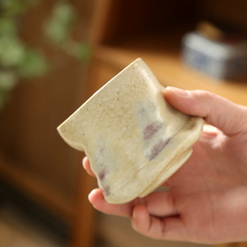 Kavos puodelis iš akmens keramikos, rankų darbo, raukšlėta nelygi forma, krosnies glazūra, svoris 230 g, prekės ženklas Mingjiang Haoyi, personalizavimas, logotipo atspausdinimas.