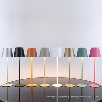 Galda lampa ar pieskārienu vadību Skandināvu minimālisma stilā, korpuss no plastikas+dzelzs, nakts un apkārtnes gaisma