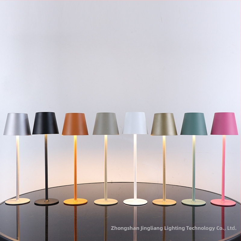 Galda lampa ar pieskārienu vadību Skandināvu minimālisma stilā, korpuss no plastikas+dzelzs, nakts un apkārtnes gaisma