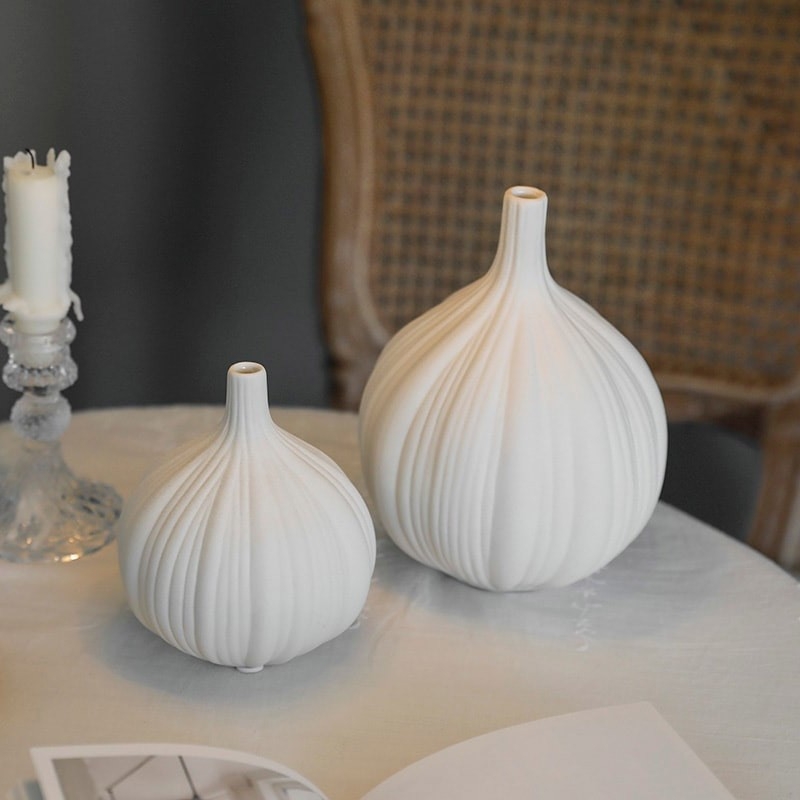 Vaza u obliku češnjaka, keramička, moderni minimalistički stil