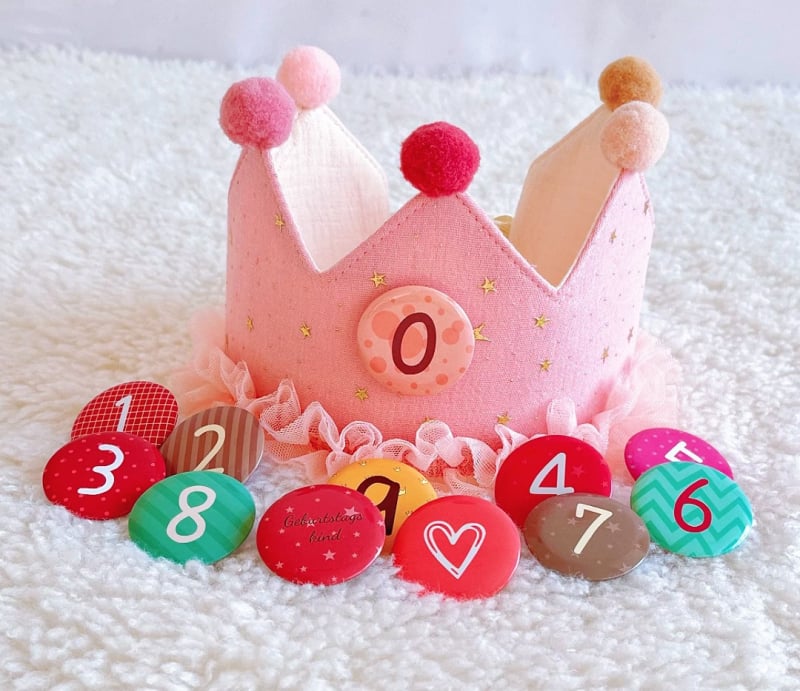 Bērnu dzimšanas dienas cepure‑vainags rekvizīts fotogrāfijām, audums, pielāgojama, individuāli iepakota, vecuma grupas 0–3, 3–6, 6–10, 10+