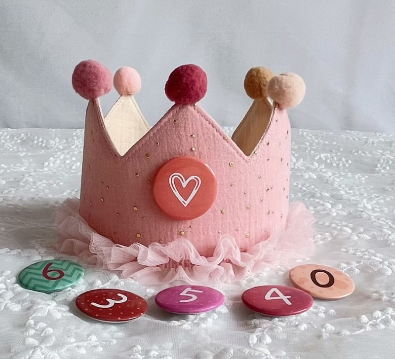 Bērnu dzimšanas dienas cepure‑vainags rekvizīts fotogrāfijām, audums, pielāgojama, individuāli iepakota, vecuma grupas 0–3, 3–6, 6–10, 10+