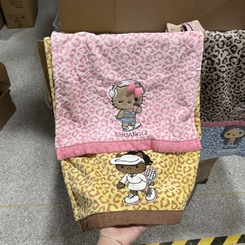 Näo rätik leopardi kassimustriga – koralli fliis, 150D, õmmeldud, 50–80 g