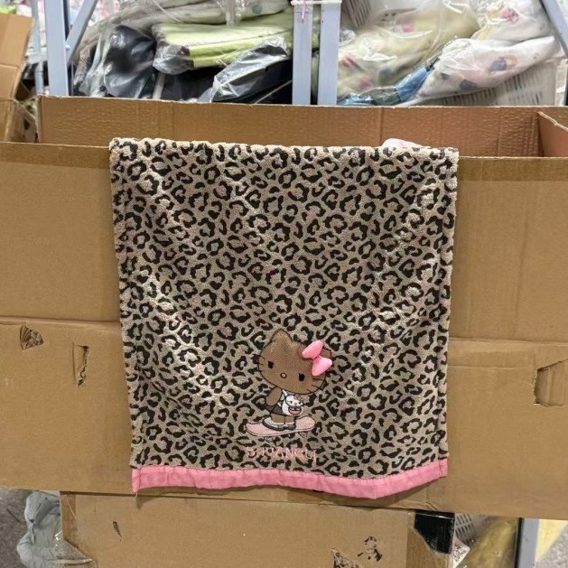 Näo rätik leopardi kassimustriga – koralli fliis, 150D, õmmeldud, 50–80 g