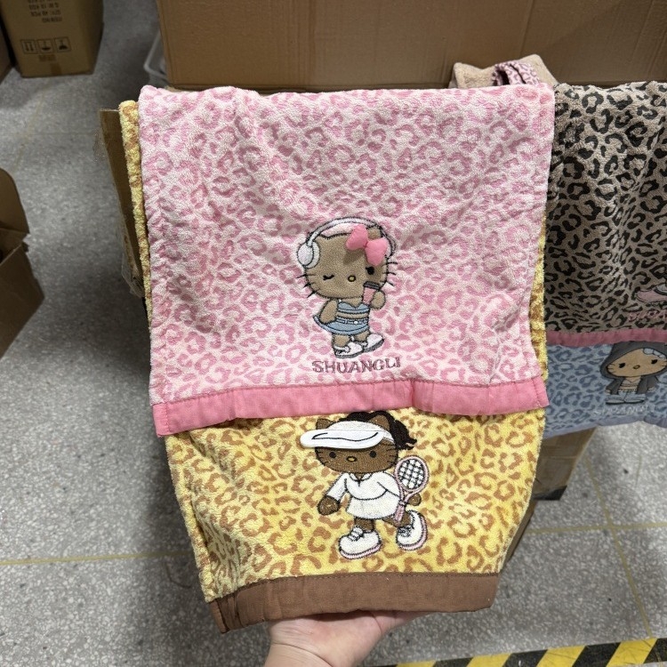 Näo rätik leopardi kassimustriga – koralli fliis, 150D, õmmeldud, 50–80 g