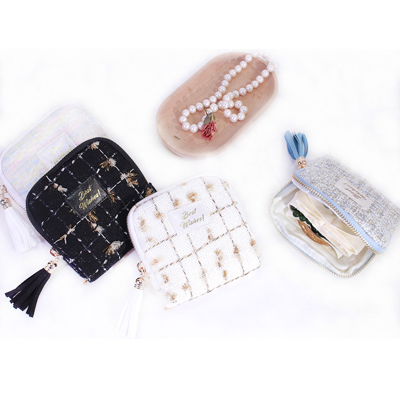 Velúr ékszertáska bojtos cipzárral – clutch/Instagram-stílus, puha kivitel, modell Wy047