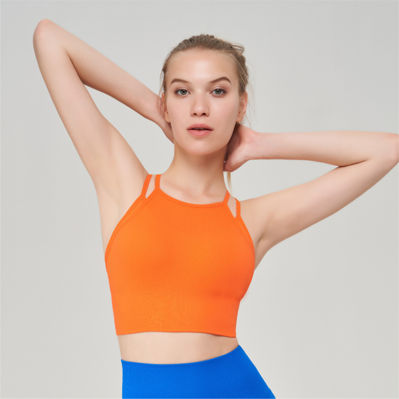 Sporta krūšturis-vestas treniņiem bezšuvju dizains - ārējais audums nylonammonija maisījums (92% neilons, 8% spandeksa oderes); pilnas krūšu formas kauss; moldēti kauss, augšdaļa plāna un apakšdaļa bieza; fiksētas dubultās siksnas; jacquard raksts