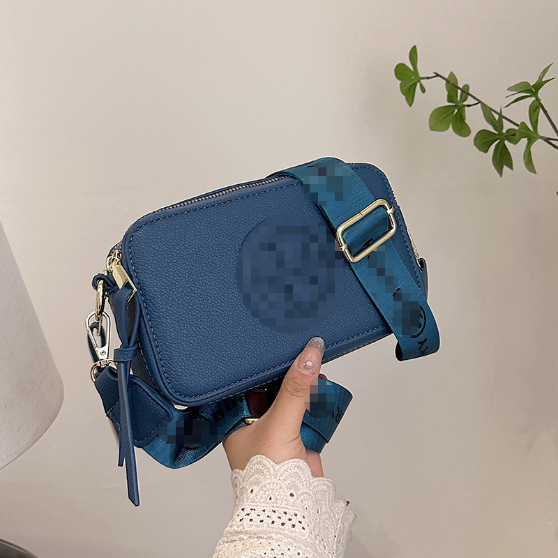 Ženska crossbody torbica s Lychee uzorkom, PU materijal, vertikalna kvadratna forma, magnetsko zatvaranje, unutarnji pretinac za telefon i džep sa zatvaračem, jedna naramnica