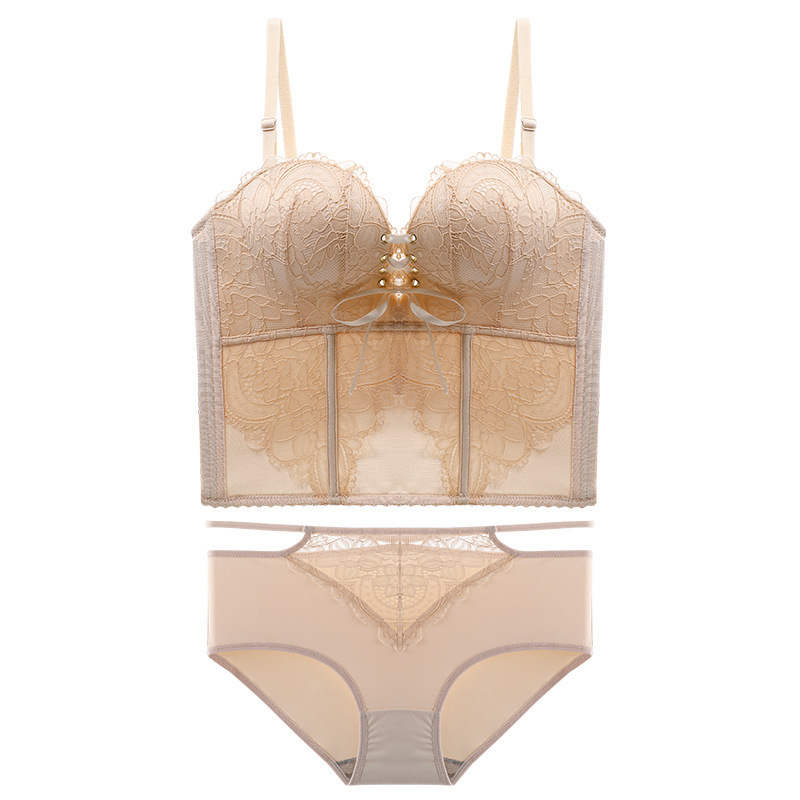 Bezšuvju veidojošs krūšturis kāzu kleitai — mežģīne uz neilona pamata, augšējie plānie un apakšējie biezāki veidojošie kausi, noņemamās dubultās siksnas, aizmugurē piecu rindu aizdare