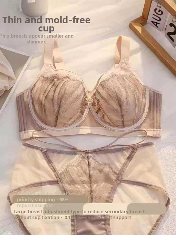 Mežģīņu krūšturis ar kausiem trusīšu ausu formā, plānas formētas krūzes, fiksētas plecu siksnas, aizmugurē četru rindu aizdare