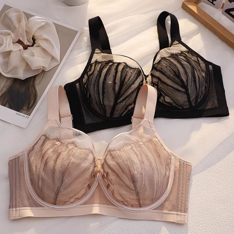 Mežģīņu krūšturis ar kausiem trusīšu ausu formā, plānas formētas krūzes, fiksētas plecu siksnas, aizmugurē četru rindu aizdare