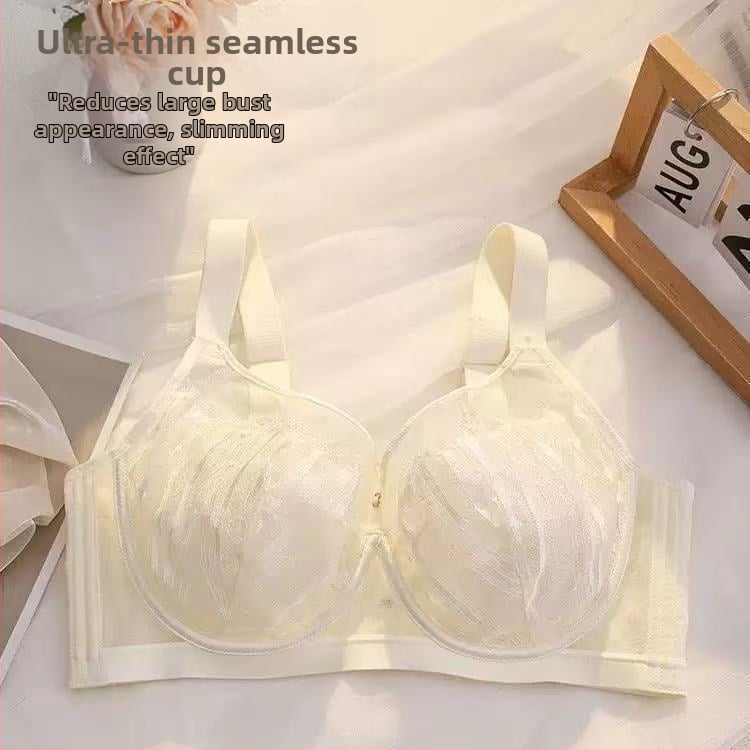 Mežģīņu krūšturis ar kausiem trusīšu ausu formā, plānas formētas krūzes, fiksētas plecu siksnas, aizmugurē četru rindu aizdare