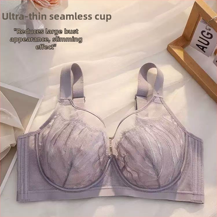 Mežģīņu krūšturis ar kausiem trusīšu ausu formā, plānas formētas krūzes, fiksētas plecu siksnas, aizmugurē četru rindu aizdare