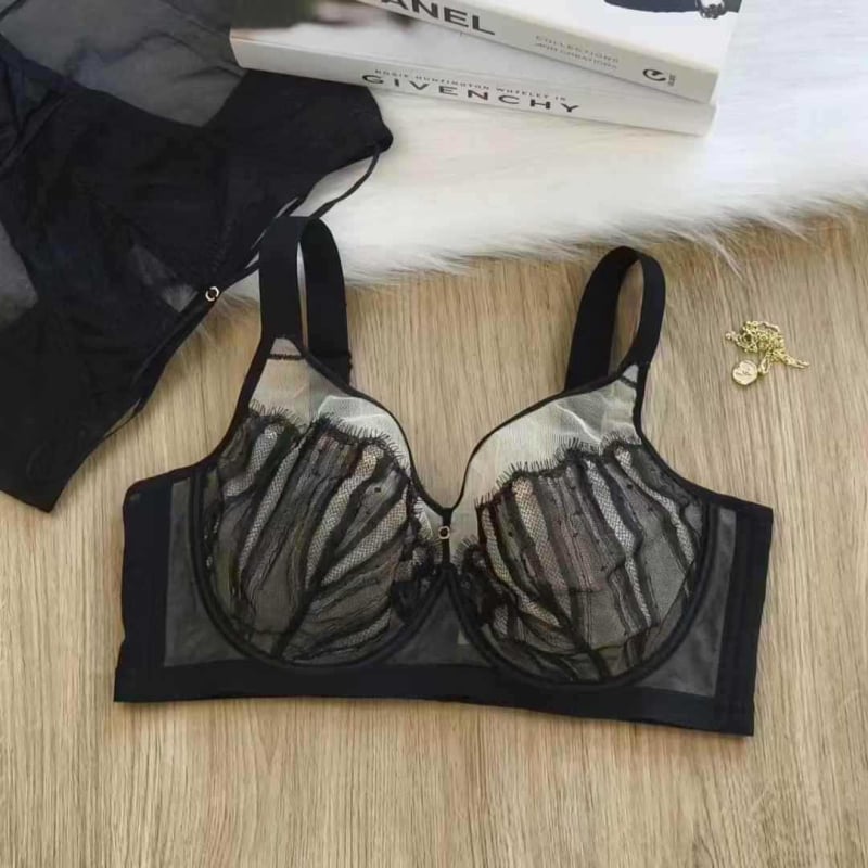 Mežģīņu krūšturis ar kausiem trusīšu ausu formā, plānas formētas krūzes, fiksētas plecu siksnas, aizmugurē četru rindu aizdare