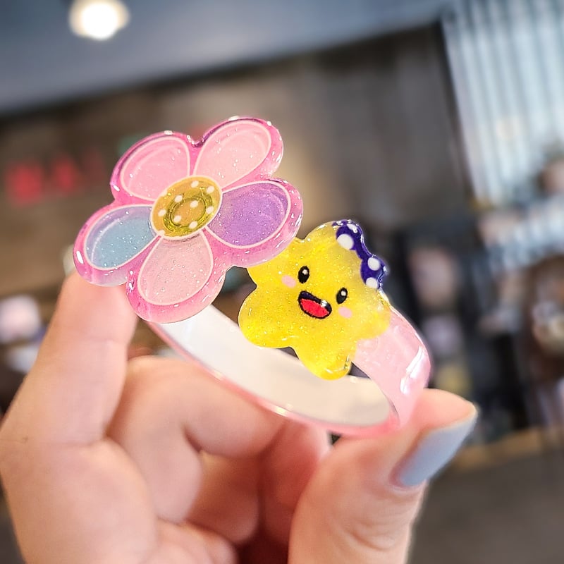 Bērnu plastmasas rokassprādze ar karikatūras motīvu: zieds un truša motīvs — rokdarbs, materiāls: plastmasa/resīns, bez uzstādēm, vecums 3–10 gadi