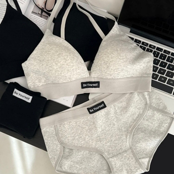 Kokvilnas krūštura komplekts ar 3/4 kausa kupām, formētas kupas ar plānu augšpusi un platāku apakšu, fiksētas dubultās siksnas, aizmugurē trīs rindu āķu aizdare