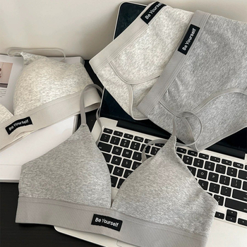 Kokvilnas krūštura komplekts ar 3/4 kausa kupām, formētas kupas ar plānu augšpusi un platāku apakšu, fiksētas dubultās siksnas, aizmugurē trīs rindu āķu aizdare