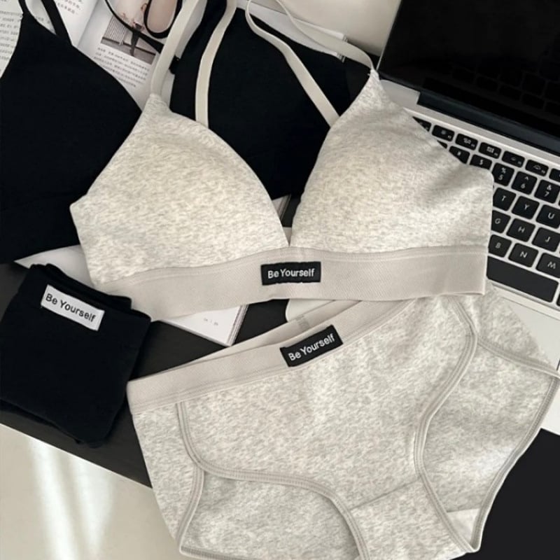 Kokvilnas krūštura komplekts ar 3/4 kausa kupām, formētas kupas ar plānu augšpusi un platāku apakšu, fiksētas dubultās siksnas, aizmugurē trīs rindu āķu aizdare