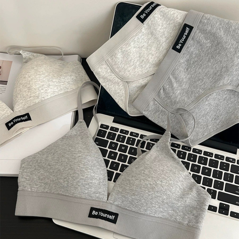 Kokvilnas krūštura komplekts ar 3/4 kausa kupām, formētas kupas ar plānu augšpusi un platāku apakšu, fiksētas dubultās siksnas, aizmugurē trīs rindu āķu aizdare