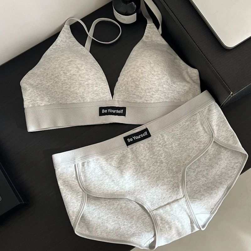 Kokvilnas krūštura komplekts ar 3/4 kausa kupām, formētas kupas ar plānu augšpusi un platāku apakšu, fiksētas dubultās siksnas, aizmugurē trīs rindu āķu aizdare