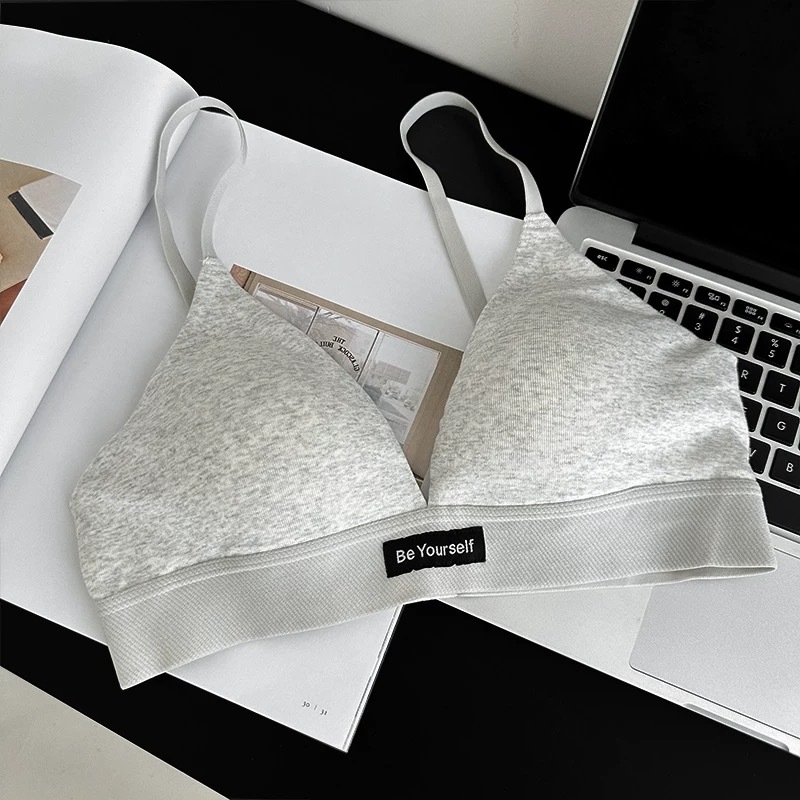 Kokvilnas krūštura komplekts ar 3/4 kausa kupām, formētas kupas ar plānu augšpusi un platāku apakšu, fiksētas dubultās siksnas, aizmugurē trīs rindu āķu aizdare