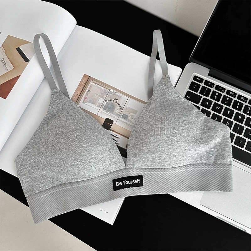 Kokvilnas krūštura komplekts ar 3/4 kausa kupām, formētas kupas ar plānu augšpusi un platāku apakšu, fiksētas dubultās siksnas, aizmugurē trīs rindu āķu aizdare