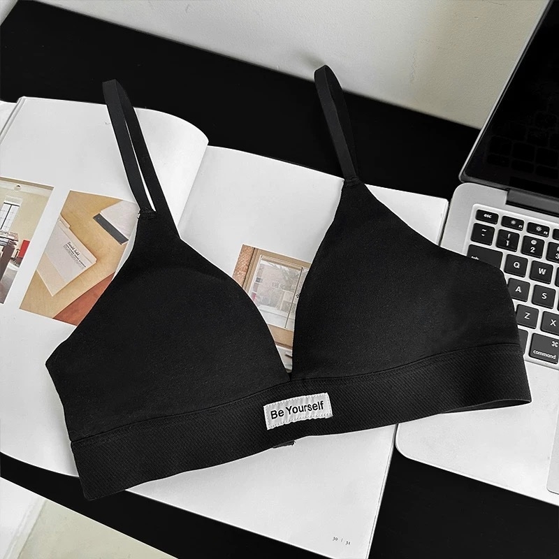 Kokvilnas krūštura komplekts ar 3/4 kausa kupām, formētas kupas ar plānu augšpusi un platāku apakšu, fiksētas dubultās siksnas, aizmugurē trīs rindu āķu aizdare