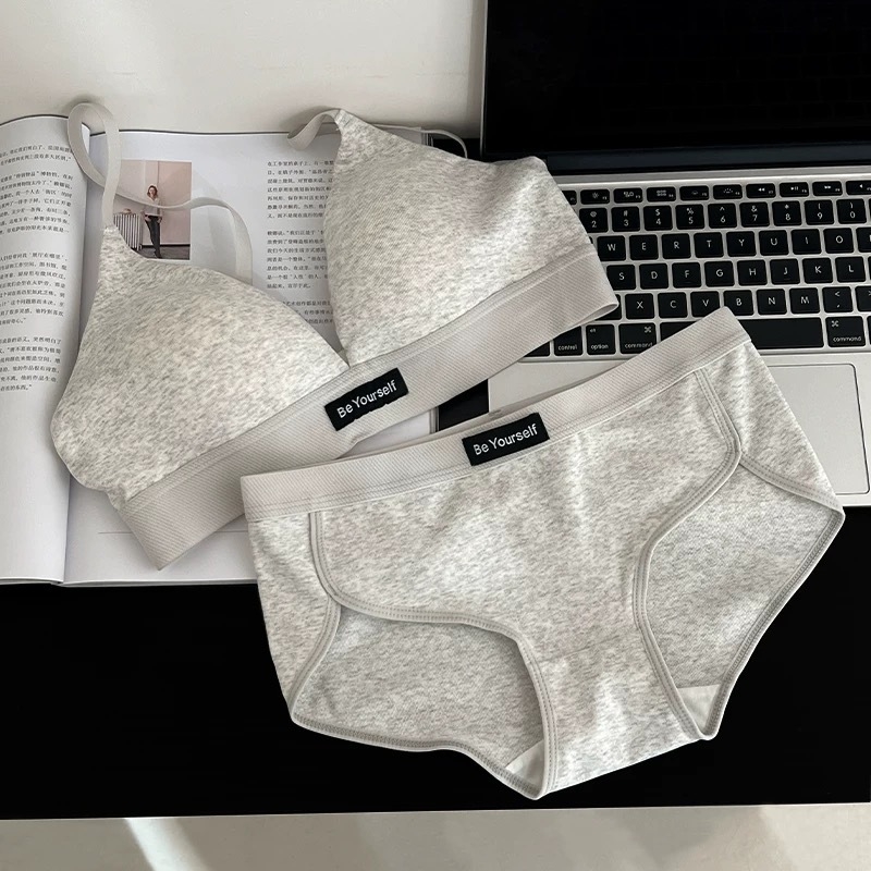 Kokvilnas krūštura komplekts ar 3/4 kausa kupām, formētas kupas ar plānu augšpusi un platāku apakšu, fiksētas dubultās siksnas, aizmugurē trīs rindu āķu aizdare