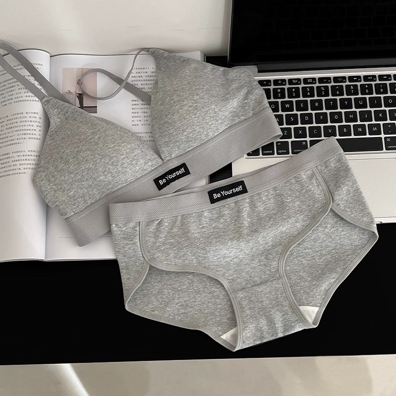 Kokvilnas krūštura komplekts ar 3/4 kausa kupām, formētas kupas ar plānu augšpusi un platāku apakšu, fiksētas dubultās siksnas, aizmugurē trīs rindu āķu aizdare