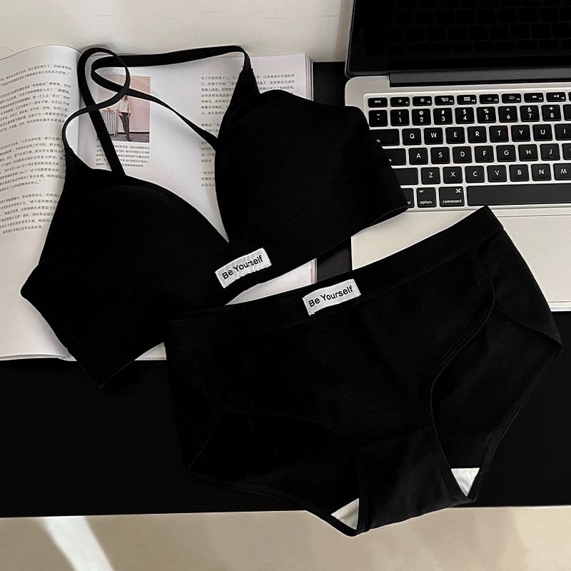 Kokvilnas krūštura komplekts ar 3/4 kausa kupām, formētas kupas ar plānu augšpusi un platāku apakšu, fiksētas dubultās siksnas, aizmugurē trīs rindu āķu aizdare