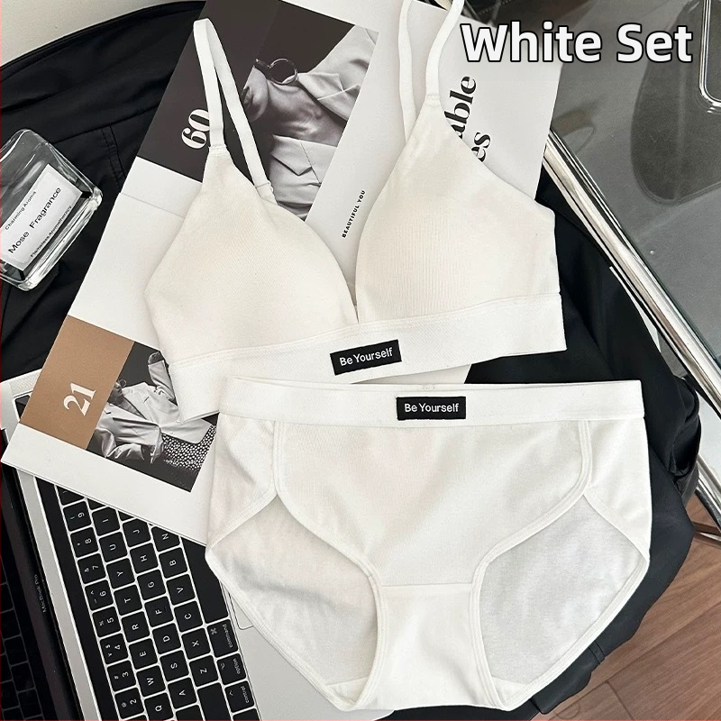 Kokvilnas krūštura komplekts ar 3/4 kausa kupām, formētas kupas ar plānu augšpusi un platāku apakšu, fiksētas dubultās siksnas, aizmugurē trīs rindu āķu aizdare