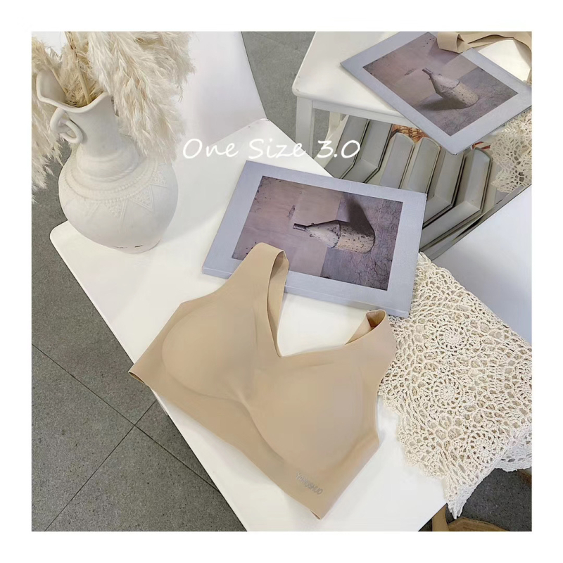 Sporta bustu topa bez šuvēm, elpojošs ar augšējo atbalstu, regulējamas siksnas; galvenais materiāls: nylon; odere: spandex.