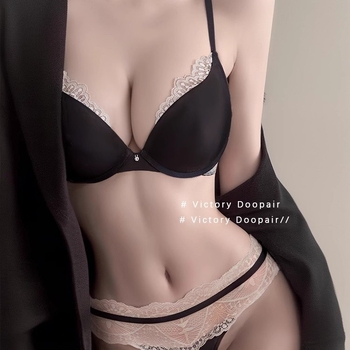 Kombinēts ar kokvilnas audumu, 3/4 krūšu forma, veidota krūze ar plānu augšupu un biezu apakšu, fiksētas dubultās siksnas, mugurā trīs sprādzes rindas, elpojošs un ērts