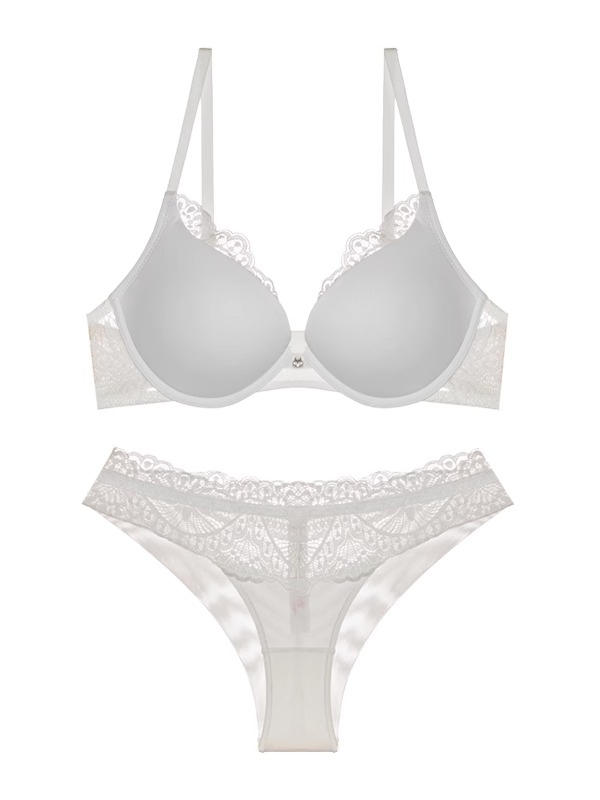 Kombinēts ar kokvilnas audumu, 3/4 krūšu forma, veidota krūze ar plānu augšupu un biezu apakšu, fiksētas dubultās siksnas, mugurā trīs sprādzes rindas, elpojošs un ērts