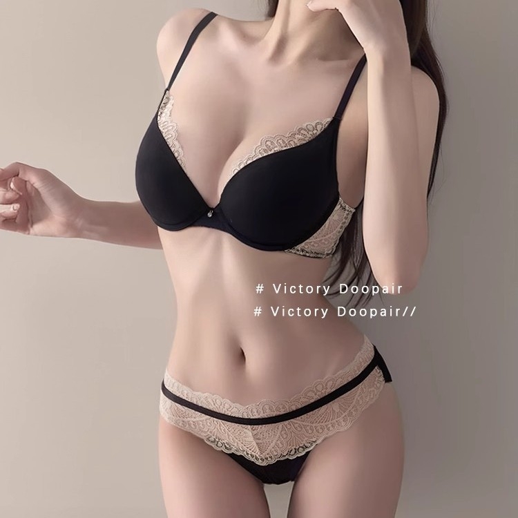 Kombinēts ar kokvilnas audumu, 3/4 krūšu forma, veidota krūze ar plānu augšupu un biezu apakšu, fiksētas dubultās siksnas, mugurā trīs sprādzes rindas, elpojošs un ērts