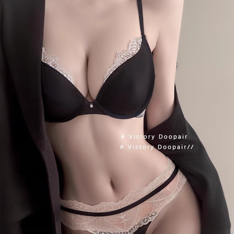 Kombinēts ar kokvilnas audumu, 3/4 krūšu forma, veidota krūze ar plānu augšupu un biezu apakšu, fiksētas dubultās siksnas, mugurā trīs sprādzes rindas, elpojošs un ērts