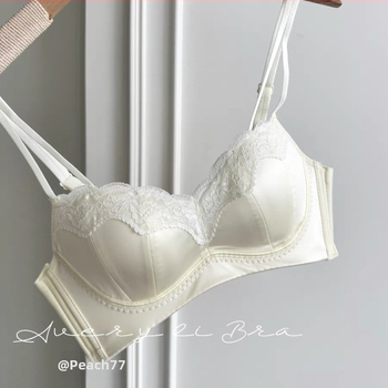 Nailona krūštura komplekts; demi kauss; krūšu forma: augšējā daļa plāna, apakšdaļa platāka; fiksēti divi plecu siksnas; muguras aizdare ar trim rindām aizdaru; elpojošs, savāc, paceļ