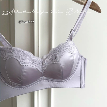 Nailona krūštura komplekts; demi kauss; krūšu forma: augšējā daļa plāna, apakšdaļa platāka; fiksēti divi plecu siksnas; muguras aizdare ar trim rindām aizdaru; elpojošs, savāc, paceļ