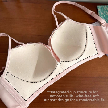 Nailona krūštura komplekts; demi kauss; krūšu forma: augšējā daļa plāna, apakšdaļa platāka; fiksēti divi plecu siksnas; muguras aizdare ar trim rindām aizdaru; elpojošs, savāc, paceļ